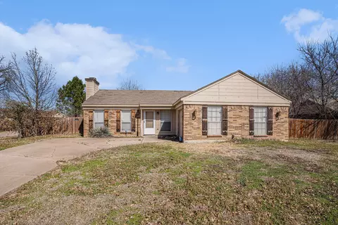 6908 Sunnybank Dr, Fort Worth, TX 76137