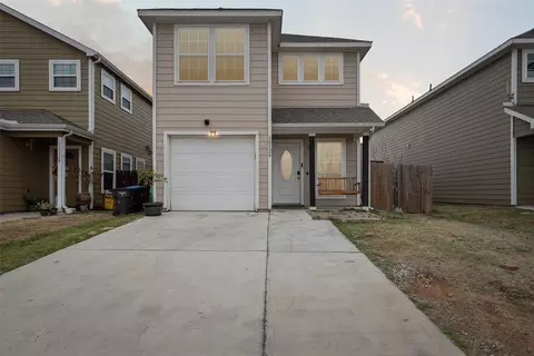 10524 Wild Oak Dr, Fort Worth, TX 76140