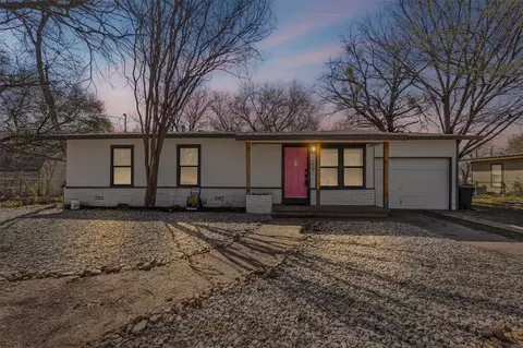 204 S Crites St, Granbury, TX 76048