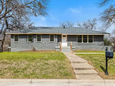 2129 Kingsdale Dr, Fort Worth, TX 76119