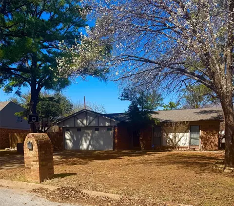 809 James St, Azle, TX 76020