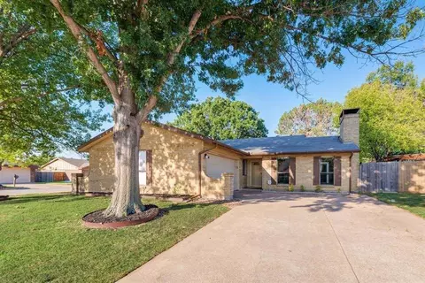 2901 Woodbridge Dr, Bedford, TX 76021
