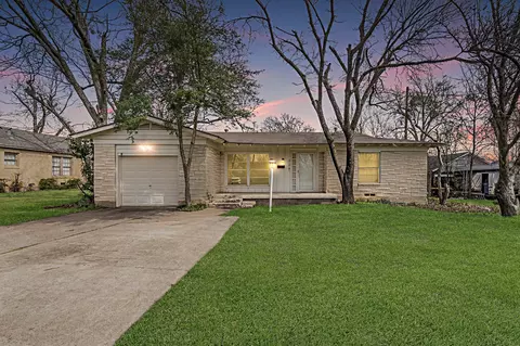 913 N Center Dr, Arlington, TX 76011