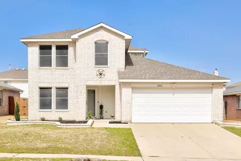 1044 Triple Crown Dr, Fort Worth, TX 76179