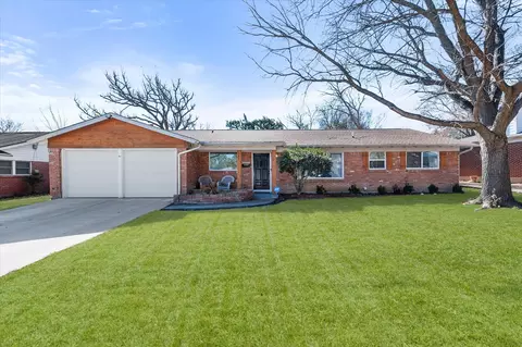 5821 Wheaton Dr, Fort Worth, TX 76133