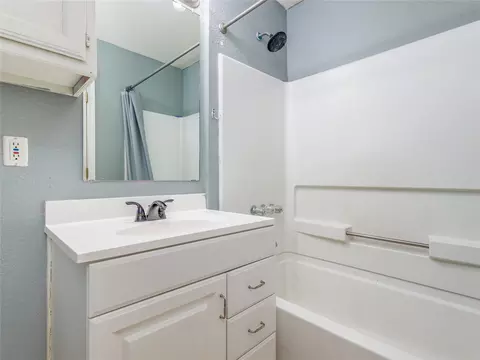 Bath - 207 E Hall Ct, Early, TX 76802 photo 4 of 5