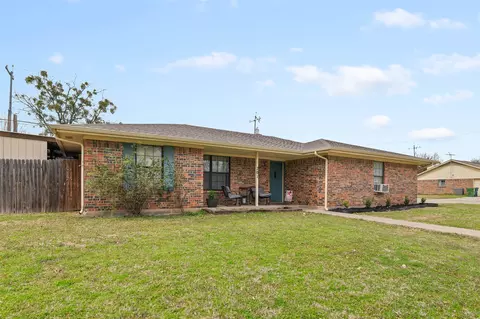201 Colonial Hts, Sanger, TX 76266