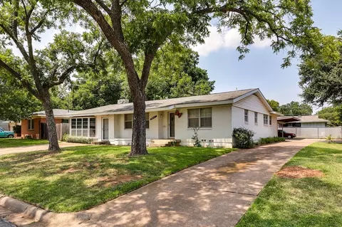 1513 White Way Dr, Arlington, TX 76013