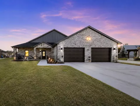 502 S Bay Ct, Runaway Bay, TX 76426