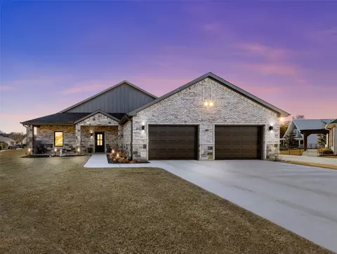 502 S Bay Ct, Runaway Bay, TX 76426