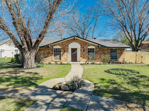 910 Hudson Dr, Garland, TX 75043