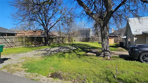 Exterior - 409 E 7th St, Ferris, TX 75125 photo 6 of 7