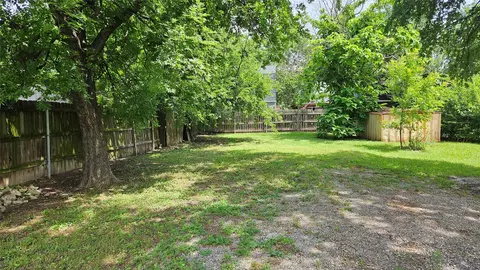 Exterior - 409 E 7th St, Ferris, TX 75125 photo 3 of 7