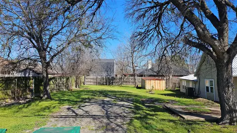 Exterior - 409 E 7th St, Ferris, TX 75125 photo 5 of 7