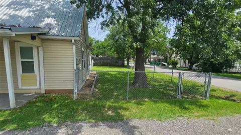Exterior - 409 E 7th St, Ferris, TX 75125 photo 7 of 7
