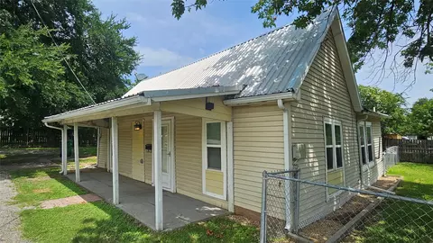 Exterior - 409 E 7th St, Ferris, TX 75125 photo 2 of 7