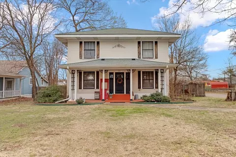 1102 N Main St, Bonham, TX 75418