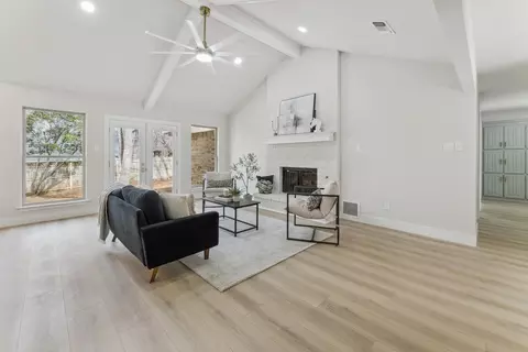 2015 Reverchon Dr, Arlington, TX 76017