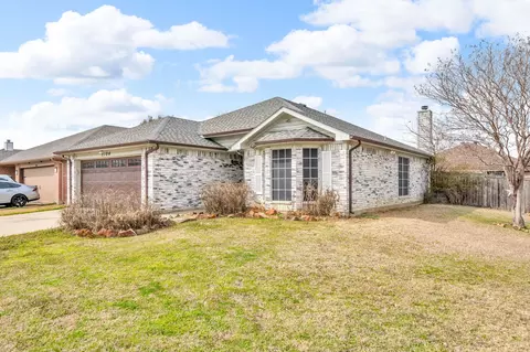 2104 Southwood Trl, Grand Prairie, TX 75052