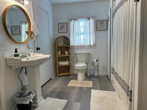 Bath - 405 E Grayson St, Leonard, TX 75452 photo 1 of 2