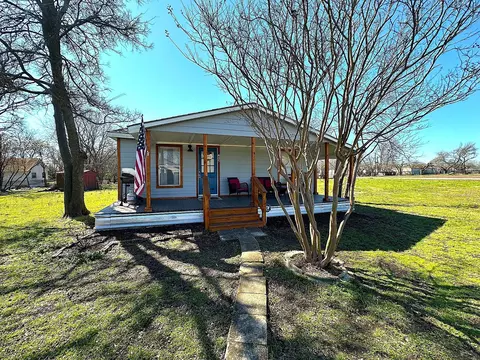 Exterior - 405 E Grayson St, Leonard, TX 75452 photo 2 of 10