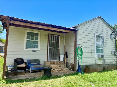 703 N Dwight Ave, Dallas, TX 75211