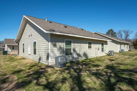 Exterior - 703 Maple St, Commerce, TX 75428 photo 5 of 11