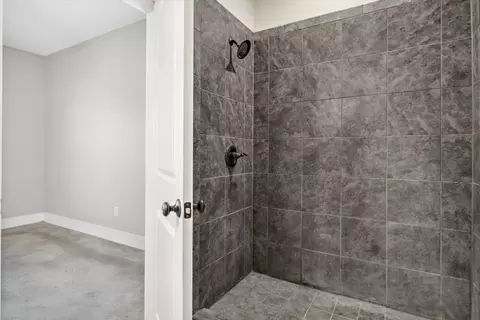 Bath - 703 Maple St, Commerce, TX 75428 photo 2 of 5