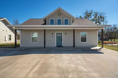 Exterior - 703 Maple St, Commerce, TX 75428 photo 7 of 11