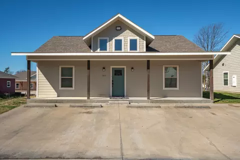 Exterior - 703 Maple St, Commerce, TX 75428 photo 4 of 11