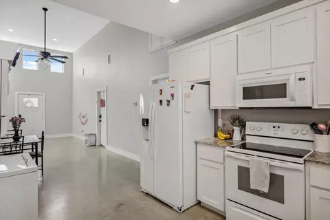 Entry Way - 703 Maple St, Commerce, TX 75428 photo 4 of 5