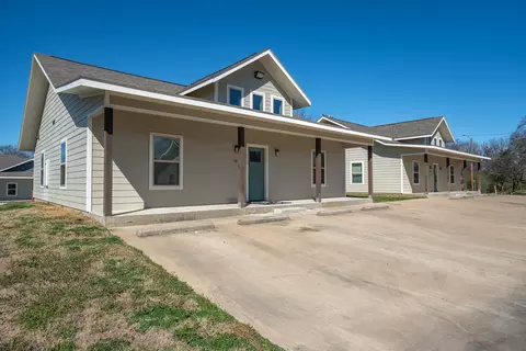 Exterior - 703 Maple St, Commerce, TX 75428 photo 3 of 11