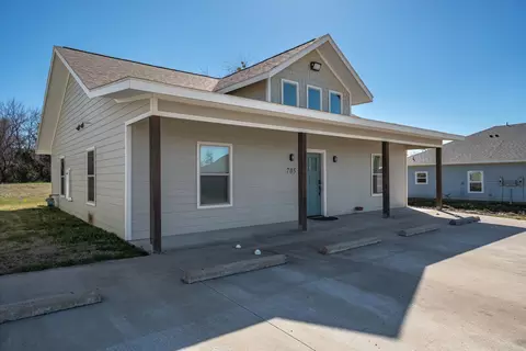 Exterior - 703 Maple St, Commerce, TX 75428 photo 6 of 11