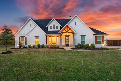 240 Fair Meadows Dr, Waxahachie, TX 75165
