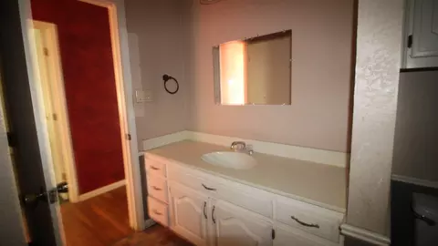 Bath - 805 N 3rd T, Haskell, TX 79521 photo 3 of 3