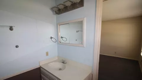 Bath - 805 N 3rd T, Haskell, TX 79521 photo 1 of 3