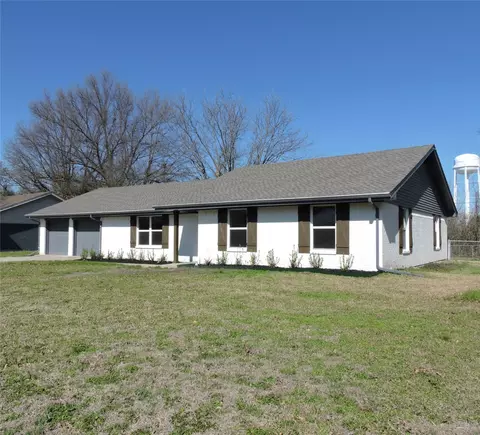 105 Briarwood St, Commerce, TX 75428