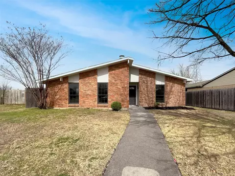 1814 Independence Ct, Grand Prairie, TX 75052