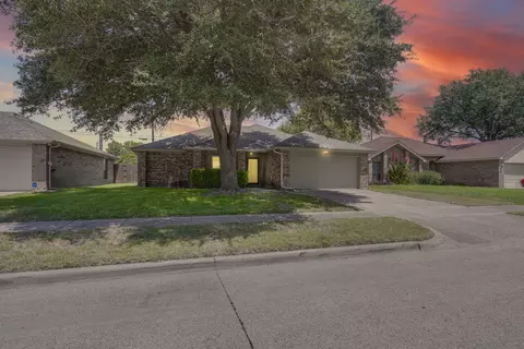 804 Simon Dr, Cedar Hill, TX 75104