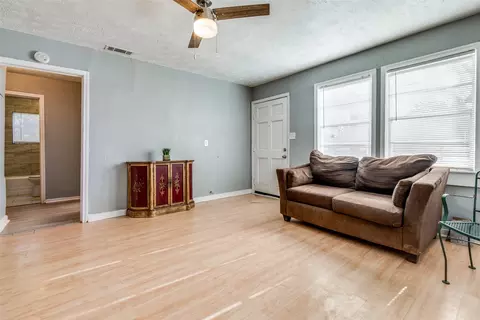 5114 Veterans Dr, Dallas, TX 75241