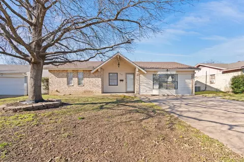 613 Newton Dr, Burleson, TX 76028