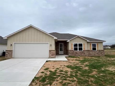 109 Cooper Dr, Cleburne, TX 76031