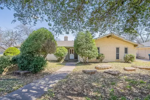 5633 Westcreek Dr, Fort Worth, TX 76133