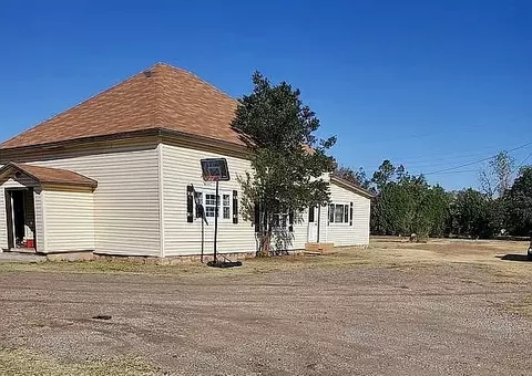 311 E 9th St, Quanah, TX 79252