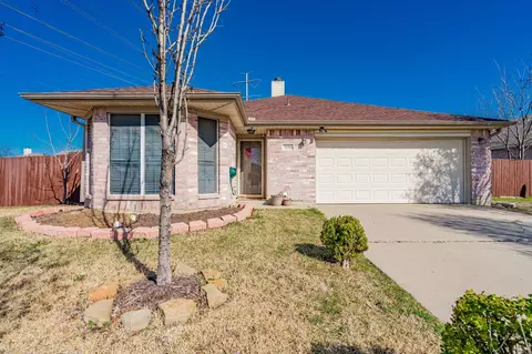 2036 N Kirbywood Trl, Grand Prairie, TX 75052