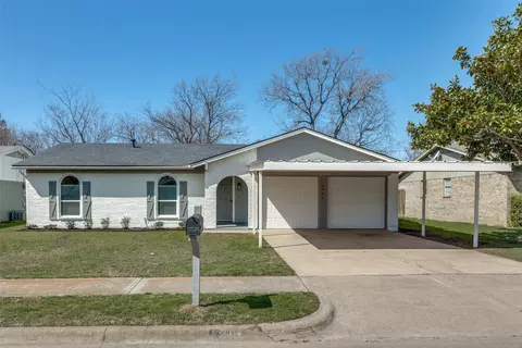 6921 Constitution Dr, Watauga, TX 76148