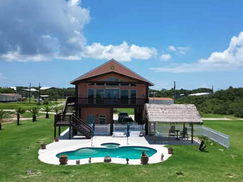 904 W Polk Ave, Port O'connor, TX 77982