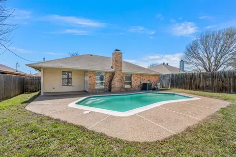 905 Packard Dr, Arlington, TX 76001
