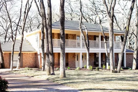2108 Cross Creek Ct, Arlington, TX 76017