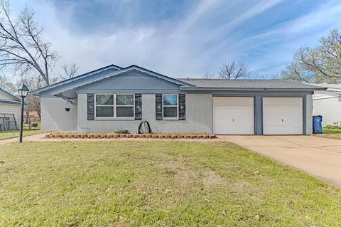 213 NW Jayellen Ave, Burleson, TX 76028
